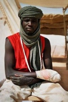 18-06-2007940_Chad_Refugees_Camp_Tine_wounded_man_FEB04.jpg