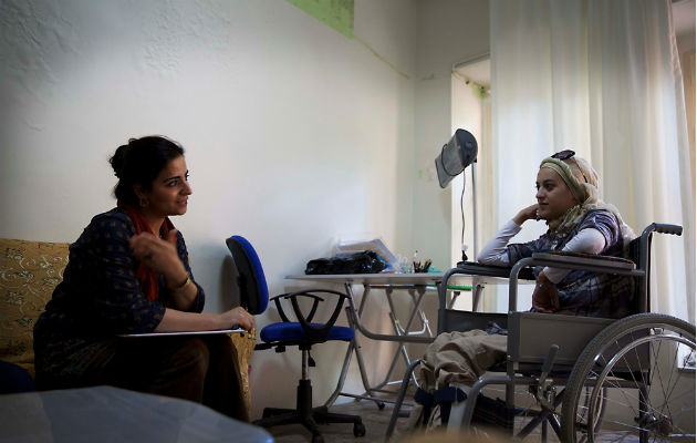 18-årige Salwah Mekrsh blev skudt af en snigskytte i Aleppo, Syrien, og nu kan hun ikke gå. Hun prøver at starte et nyt liv som flygtning i Kilis, Tyrkiet, hvor hun modtager psykologisk støtte fra Læger uden Grænser