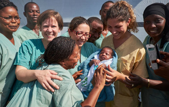 Den lille pige Nubia var den sidste ebola-patient i Guinea. Her bliver hun udskrevet fra et ebola-behandlingscenter i Conakry i november.