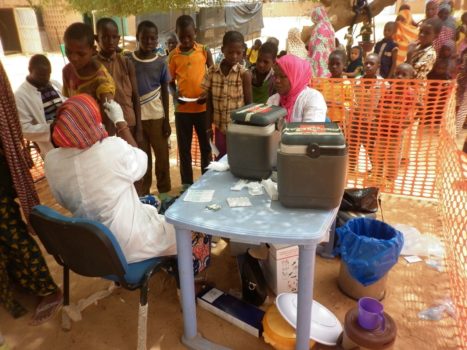 Mennesker i kø for at blive vaccineret mod mæslinger i Mangaizé, Niger.