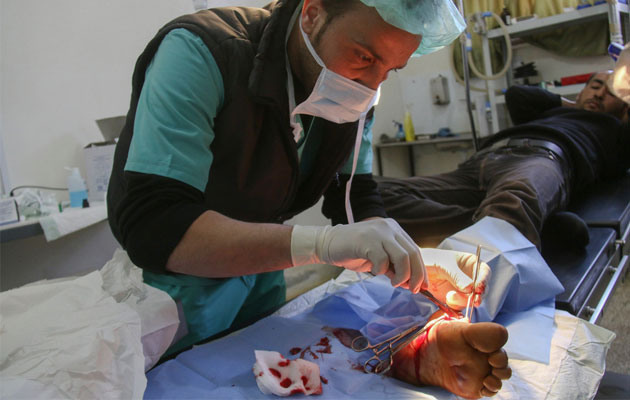 En læge opererer en patient på Læger uden Grænsers Al Salamah-hospital i det nordlige Syrien.