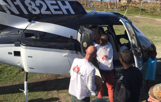 Vores medarbejdere læsser en helikopter, inden den flyver til et hospital i bjergene tæt ved - et område, der er umuligt at nå via landjorden.