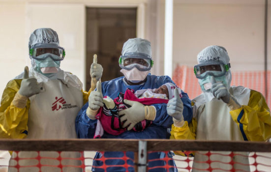 Den 18. nov. 2015 blev det sidst kendte tilfælde med ebola I Guinea udskrevet fra vores ebolacenter I Conakry. Nubia er blot tre uger gammel. Til personalets store glæde er hun kureret. © Tommy Trenchard