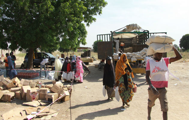 Her bringer vi mad ud til 500 familier i Maiduguri. Hver familie modtager 25 kilo hirse, fem kilo bønner og fem liter palmeolie