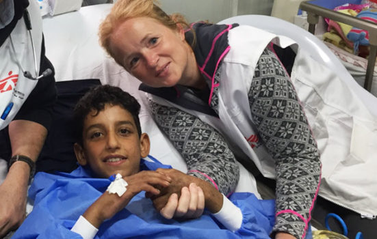 Et smil midt i Mosuls mørke. Kathrine har overstået en vellykket operation på en dreng på Læger uden Grænsers hospital nær den irakiske storby Mosul