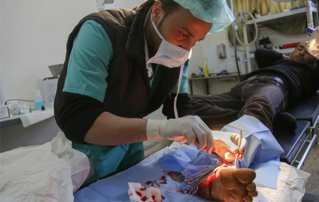 En kirurg foretager en operation på et af vores hospitaler i det nordlige Syrien.
