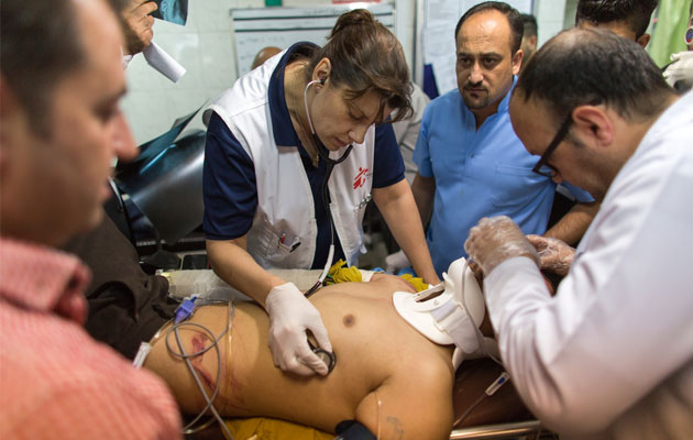 En af vores sygeplejersker tilser en patient på en skadestue. Tusindvis af civile er blevet såret under konflikten i Irak.