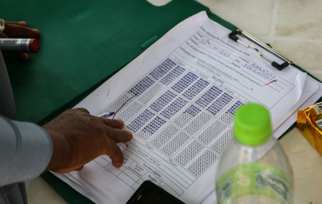 I staten Yobe i det nordlige Nigeria registrerer vores medarbejder alderen på de mennesker, der er blevet vaccineret mod meningitis C. © Igor Barbero/Læger uden Grænser