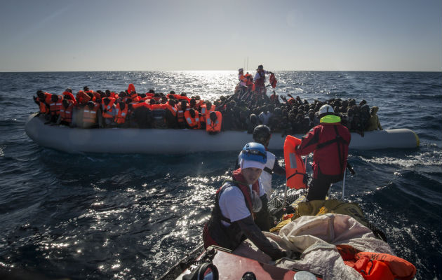 Inden redningsaktionen kan fortsætte, udleveres der redningsveste til de 193 mennesker, der var stuvet sammen på gummibåden. © Anthony Jean/SOS MEDITERRANEE