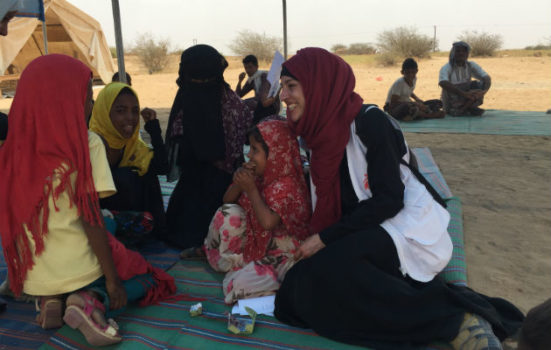Her sidder Ruth med et barn på skødet i Yemen. Hun var udsendt for Læger uden Grænser i Yemen for at bekæmpe kolera