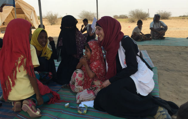 Her sidder Ruth med et barn på skødet i Yemen. Hun var udsendt for Læger uden Grænser i Yemen for at bekæmpe kolera