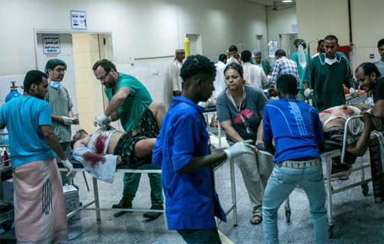 Sårede patienter vælter ind på et hospital i Yemen.