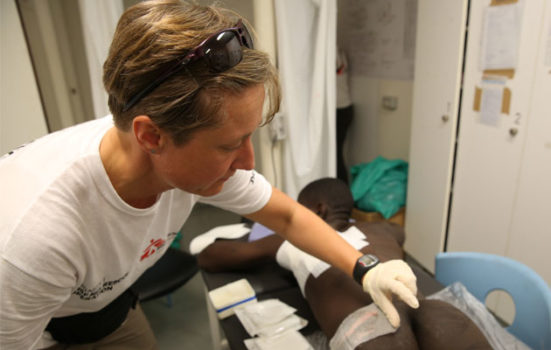 Kamma behandler et offer for tortur i Libyen