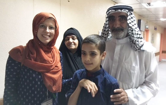 Astrid sammen med drengen og bedsteforældrene på hospitalet i Mosul, Irak