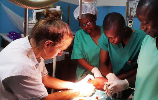 Alexander behandler et spædbarn på vores hospital i Den Centralafrikanske Republik