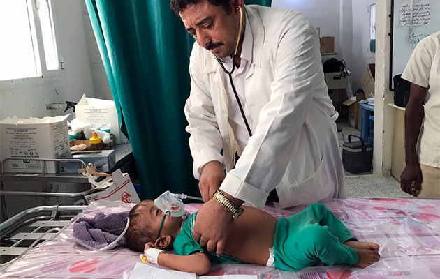 Yemen_claire_barn_behandling.jpg