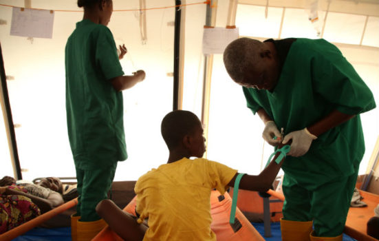 En af vores sygeplejersker er ved at give en patient et væske-drop på et af vores koleracentre i Kinshasa. Alvorligt syge patienter skal have tilført væske for at blive raske, ellers dør de af væskemangel.