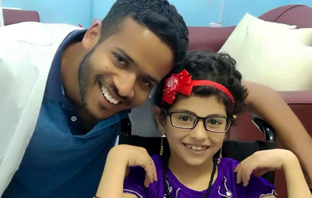 Zehra med et stort smil på læben efter hendes behandling af Læger uden Grænser i Jordan