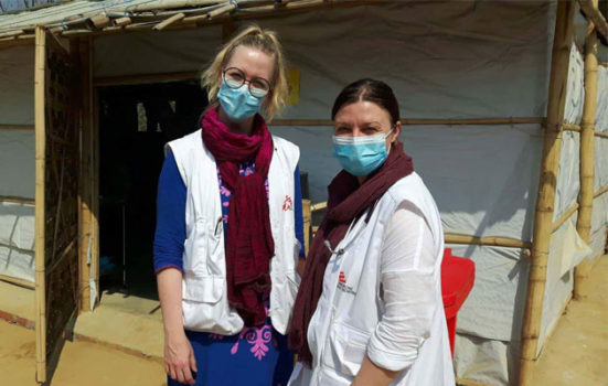 Difteri er luftbåren, og derfor er det vigtigt, at Stine og hendes kollega bærer masker, når de behandler patienterne i flygtningelejren.