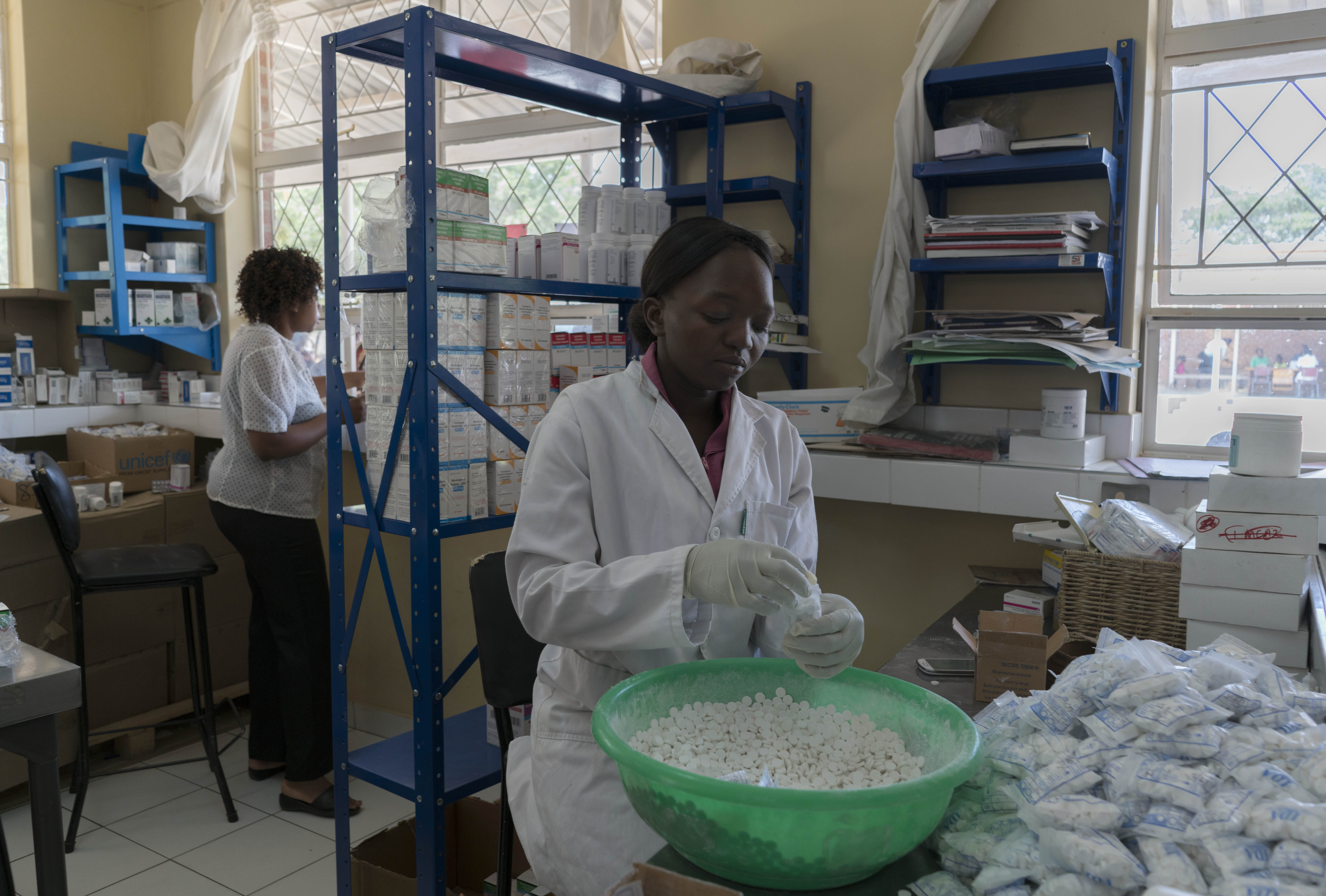 MSF personale pakkker hiv medicin