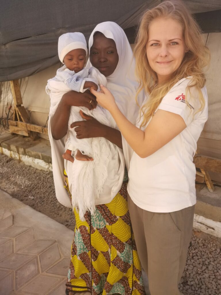 Udsendt af Læger uden Grænser på børnehospital i Nigeria med baby i behandling for underernæring