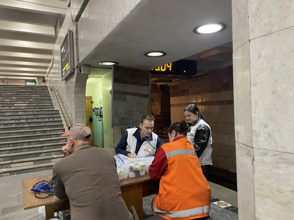 Lægehjælp i Kharkiv i Ukraine
