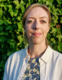 Portræt af Gitte Rønde, forperson for Læger uden Grænser Danmark, foran en grøn baggrund.