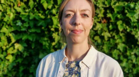 Portræt af Gitte Rønde, forperson for Læger uden Grænser Danmark, foran en grøn baggrund.