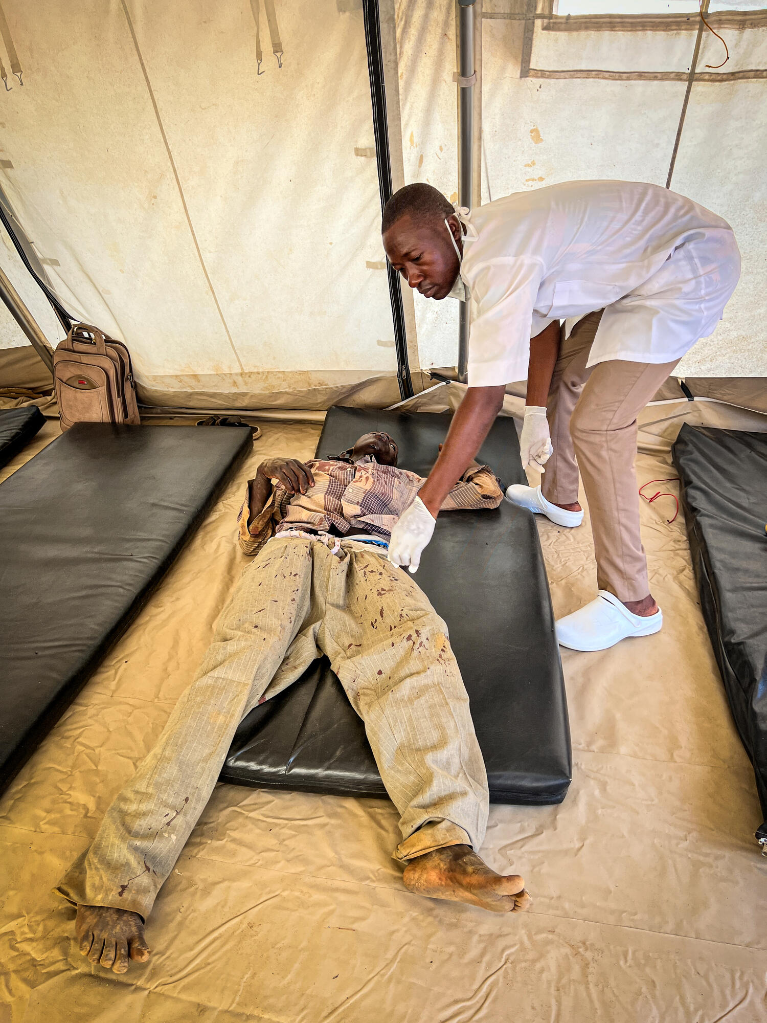 As violence rages in West Darfur, wounded people are coming in waves to Adré hospital in Chad, where they are being treated by MSF and Ministry of He - Sudan