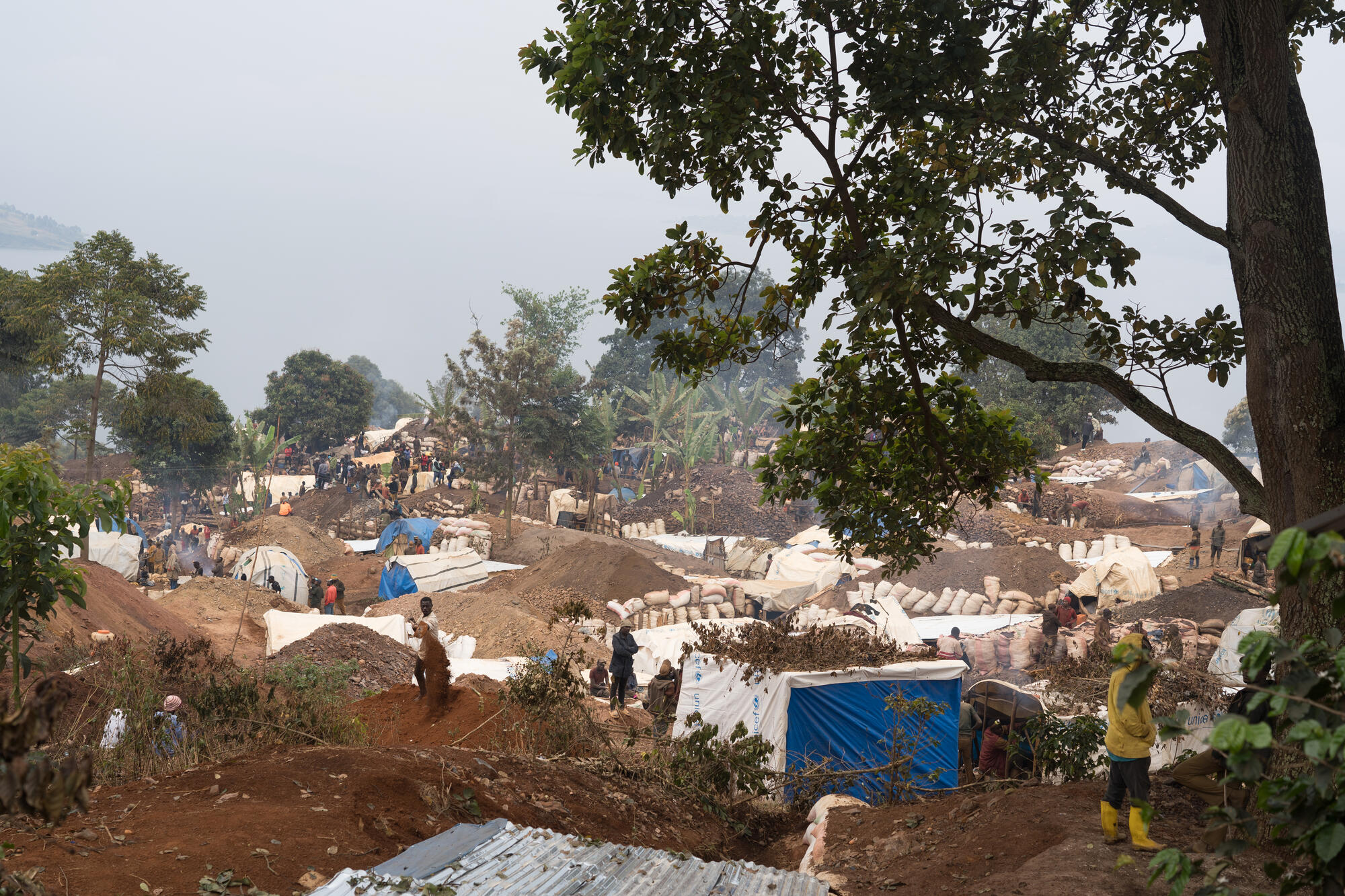 Juni. DR Congo. Efter der blev fundet guld i Lomera i slutningen af december 2024, er det, der tidligere var en landsby med 1.500 indbyggere, nu en mineby med over 12.000 mennesker. Det har fået spredningen af vandbårne sygdomme til at stige voldsomt. Vores lægehold arbejder i byen, hvor vi blandt andet behandler kolerapatienter.