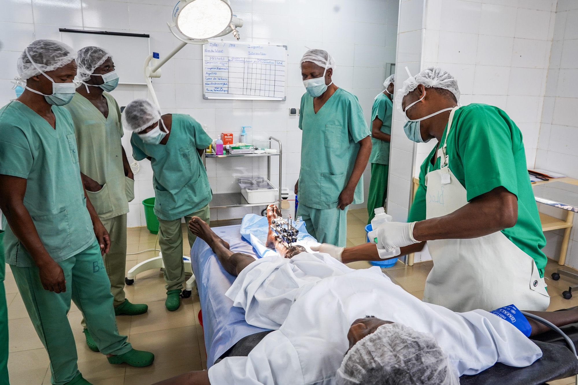 Une équipe médicale pratique une intervention chirurgicale sur un jeune homme blessé par une balle - Democratic Republic of Congo