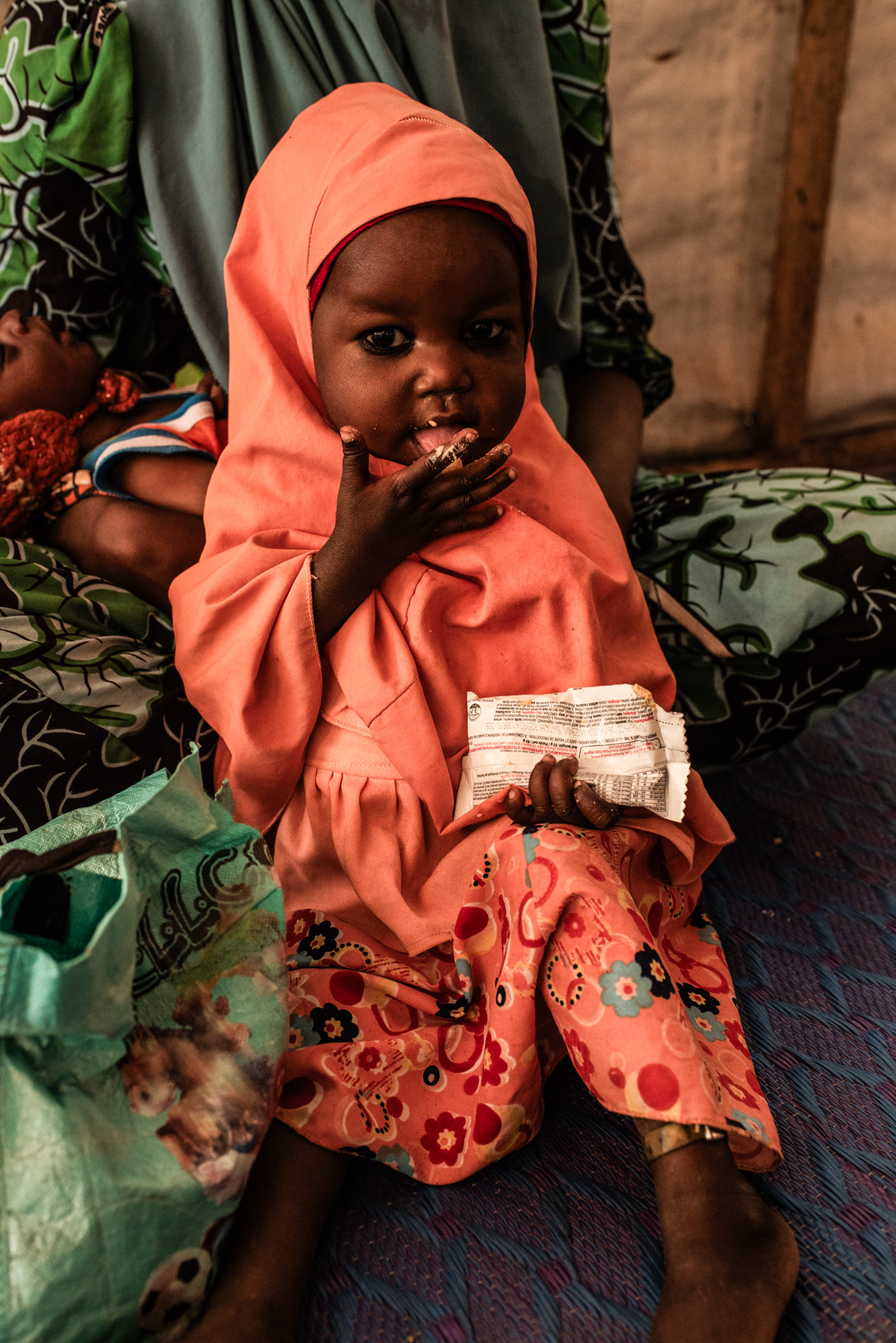 Februar. Nigeria. Zuwairas datter led af underernæring, og blev behandlet på det ambulante ernæringscenter i Katsina, som vi støtter. I dag skal hun hjem. Når patienterne udskrives fra ernæringscenteret, modtager de pakker med terapeutisk mad til to uger. 