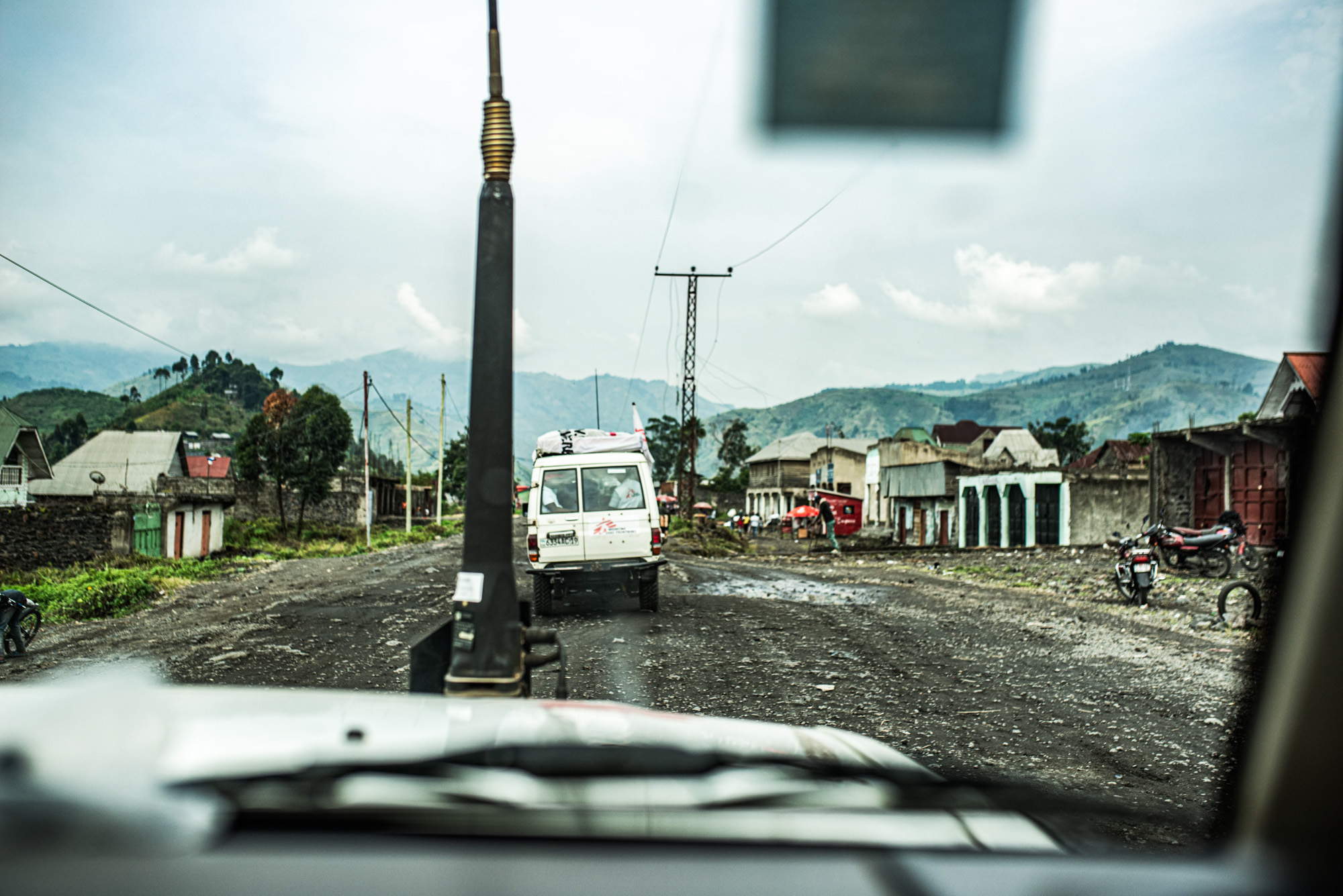 DR Congo. Vi giver lægehjælp fra mobile klinikker flere steder i Nord Kivu-provinsen. Mange af områdets beboere er internt fordrevne på grund af konflikten i landet.
