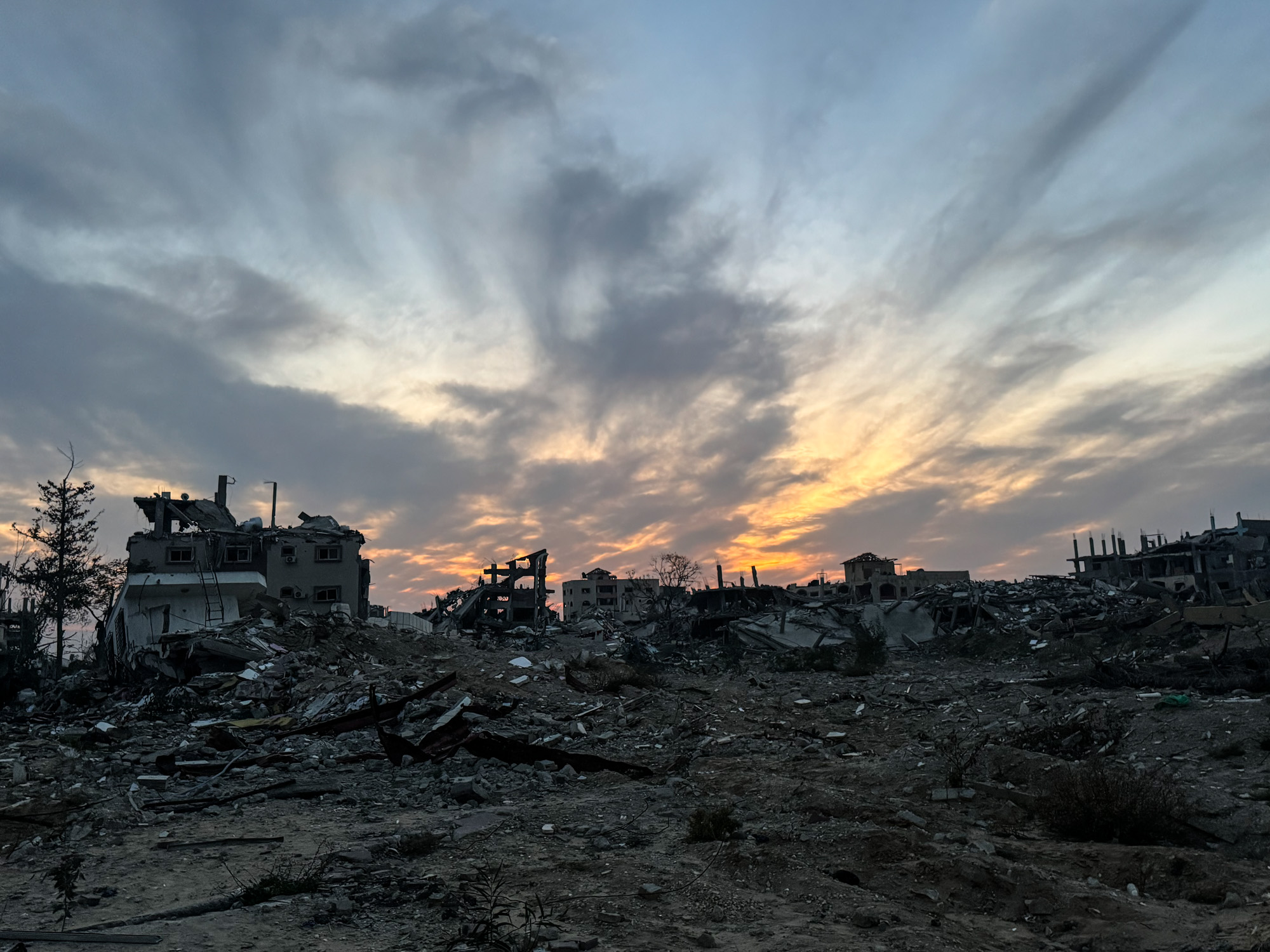 Februar. Gaza. Solen går ned over ruinerne i Gaza By