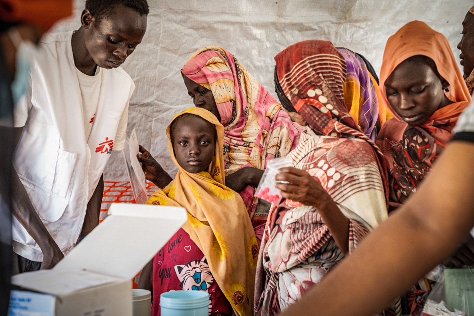 Januar. Sydsudan. Aisha Ibrahim har fulgt sin mor til den klinik, vi driver i Atam i Renk County. Tusindvis af mennesker er flygtet fra konflikten i Sudan til Renk County, og vi har derfor oprettet flere mobile klinikker i området.