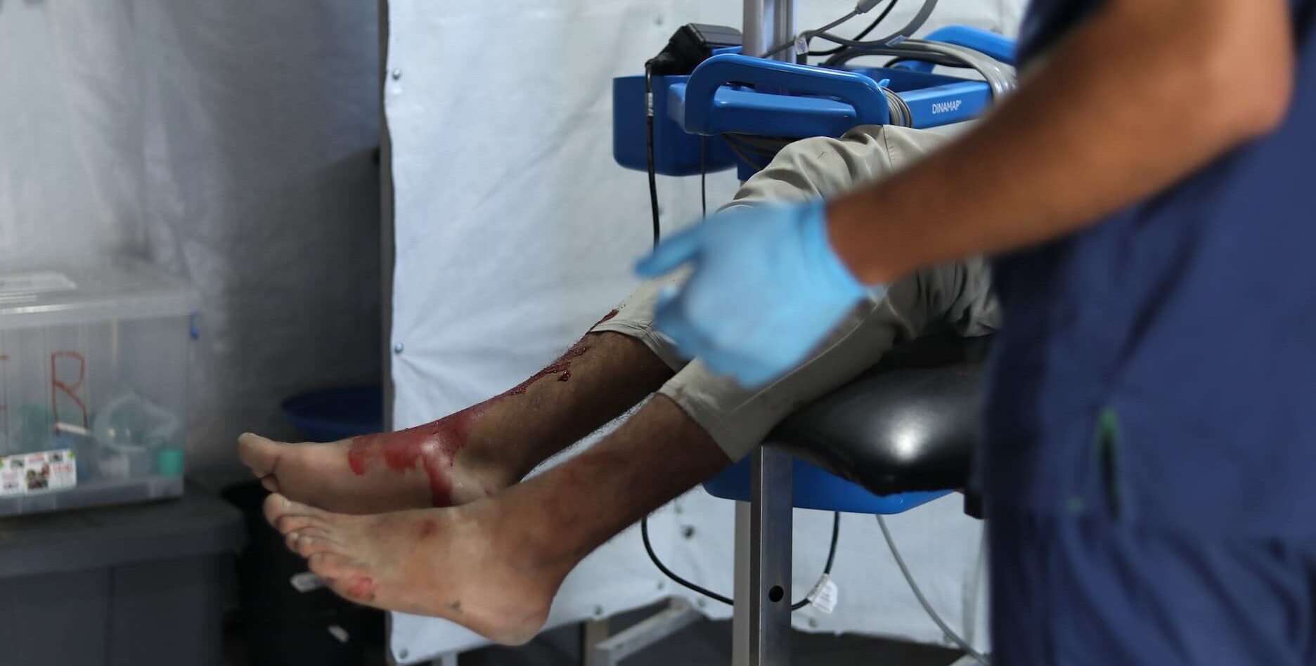 Efter at israelske styrker åbnede ild mod folk ved et af GHF's distributionssteder, modtager vi på MSF's sundhedscenter Al Mawasi patienter med skader, herunder døde, som forsøgte at skaffe mad til deres familier i Gaza.
