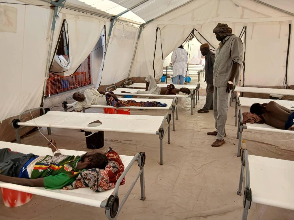 Kolerapatienter får behandling på Al Nahda Hospital i Nyala, Syddarfur, Sudan. Vi har for nylig øget vores støtte til landets sundhedsministerie for at bekæmpe udbruddet.