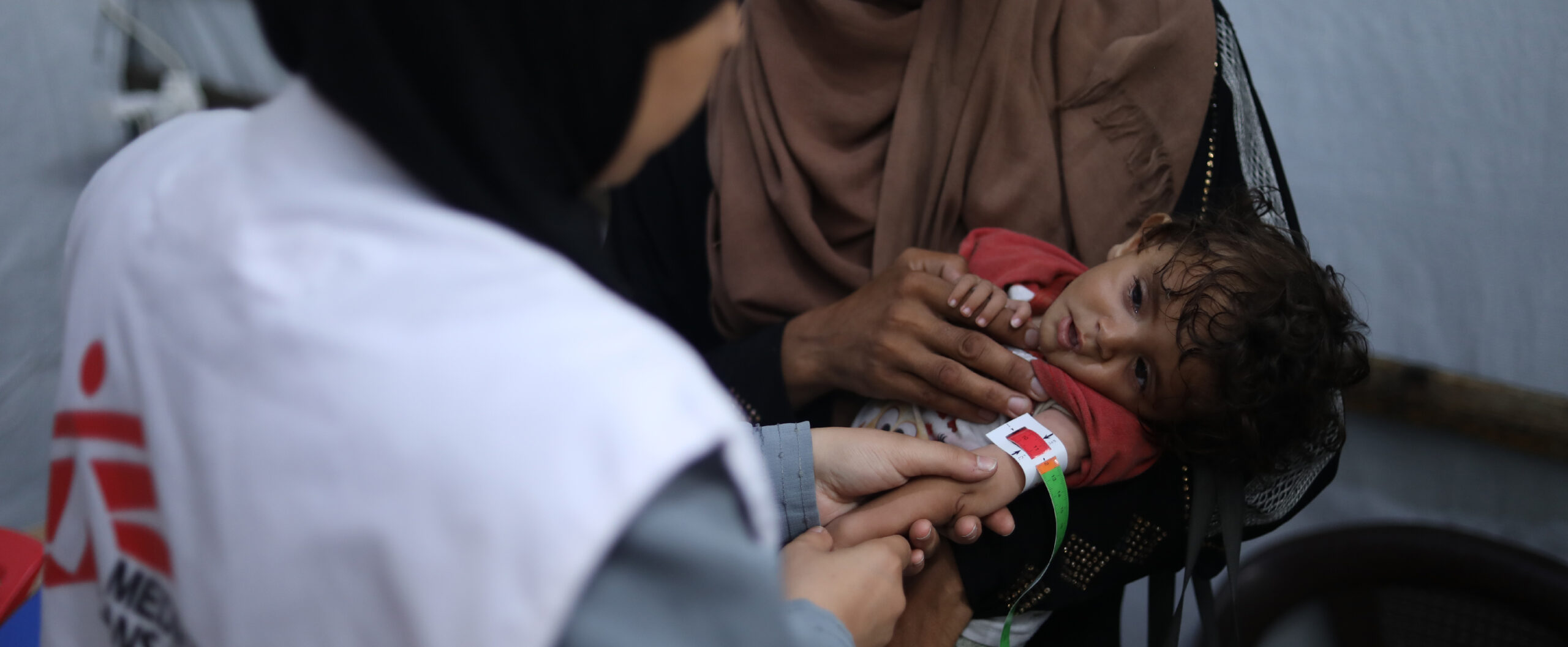 Otte måneder gamle Nour Al-Shaer, der er alvorligt underernæret, bliver undersøgt af en MSF-sygeplejerske i Gaza.