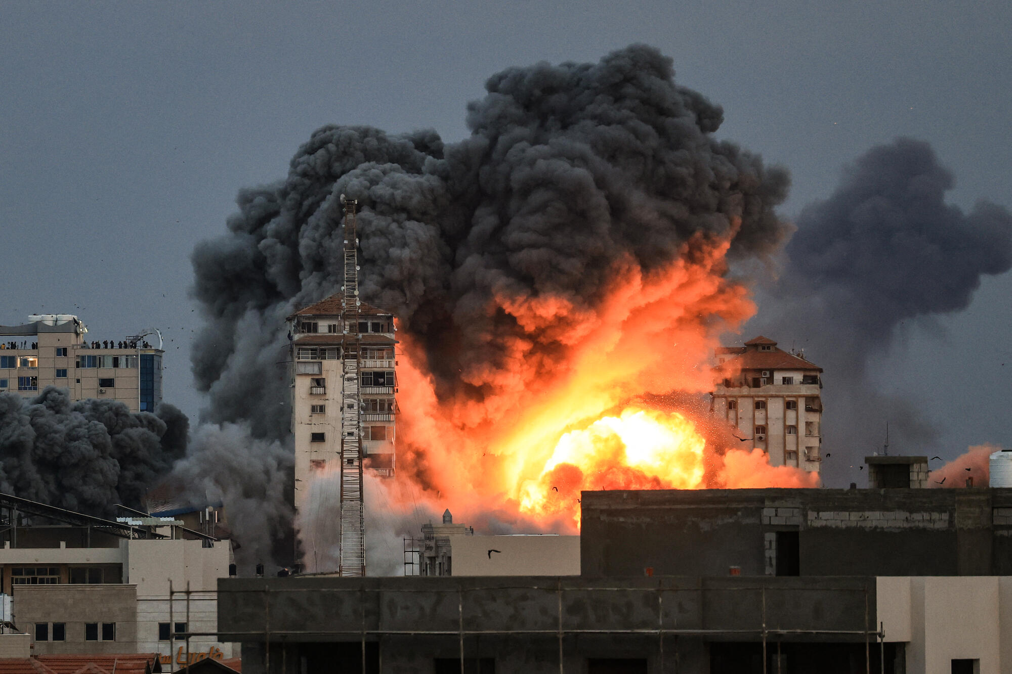 7. oktober 2023. Efter Hamas' angreb den 7. oktober 2023 indledte Israel en omfattende militæroffensiv i hele Gazastriben. Tre år senere er mere end 74.000 palæstinensere blevet dræbt og over 175.000 såret, ifølge Gazas sundhedsministerium.