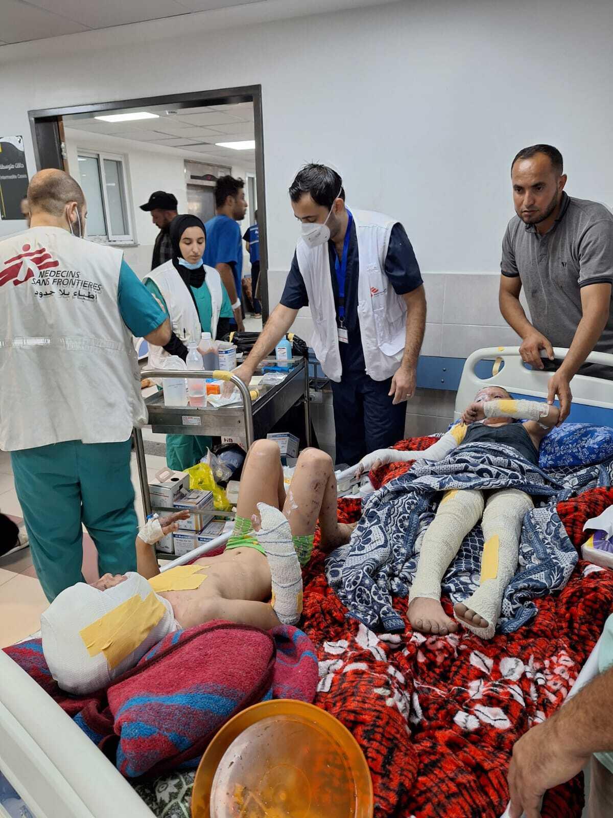 24. oktober 2023. Vores hold giver lægehjælp på Al-Shifa-hospitalet. De to års krig har kostet over 18.000 børn livet.