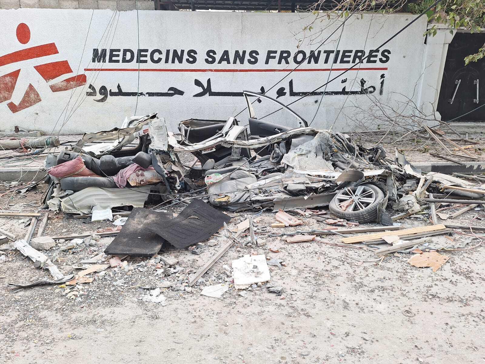20. november 2023. Den 20. november bliver fem af vores biler smadret, da den israelske hær rykker frem, selvom de tydeligt er markeret med vores logo. Under krigen har vi været tvunget til at forlade omkring 20 hospitaler og sundhedsfaciliteter på grund af angreb.