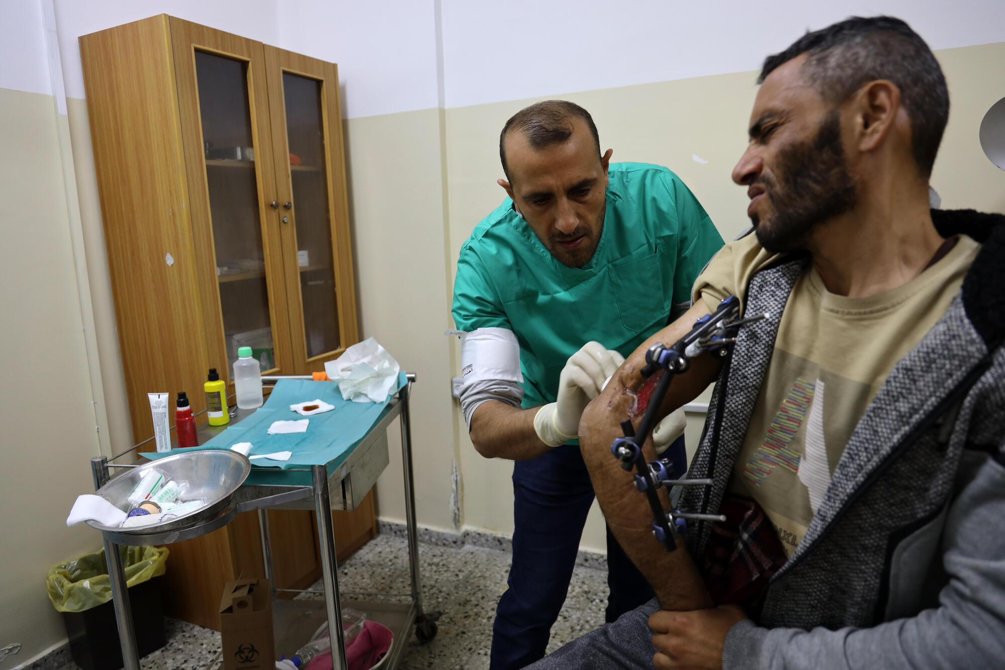 16. december 2023. Vores sygeplejerske behandler et sår på Al-Shaboura-klinikken i Rafah. Da klinikken genåbnede den 9. december 2023, ankom der op mod 300 patienter dagligt, hvor de blandt andet fik skiftet forbindinger og udført mindre kirurgiske indgreb, som syning og rensning af inficerede sår. 