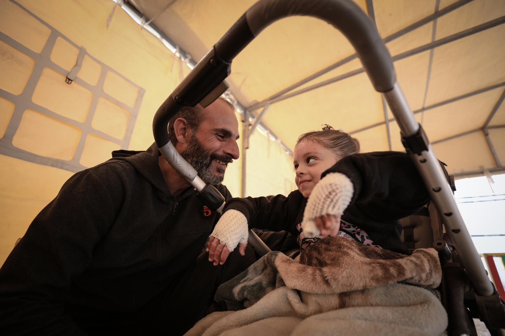 29. December 2024. Fire-årige Sham mistede halvdelen af sin familie, da en granat ramte deres hjem i Beit Hanoun. Her venter hun på sin konsultation på vores klinik i Gaza By. 