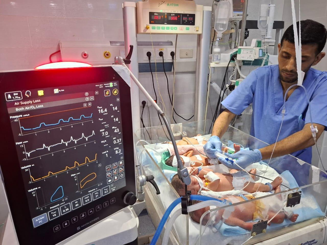 16. juli 2025. På grund af mangel på medicinsk udstyr er nyfødte børn på neonatalafdelingen på Al Helou-hospitalet nødt til at deles om én kuvøse. At kuvøserne skal deles, øger børnenes risiko for infektion drastisk, da deres immunsystem endnu ikke er udviklet. 