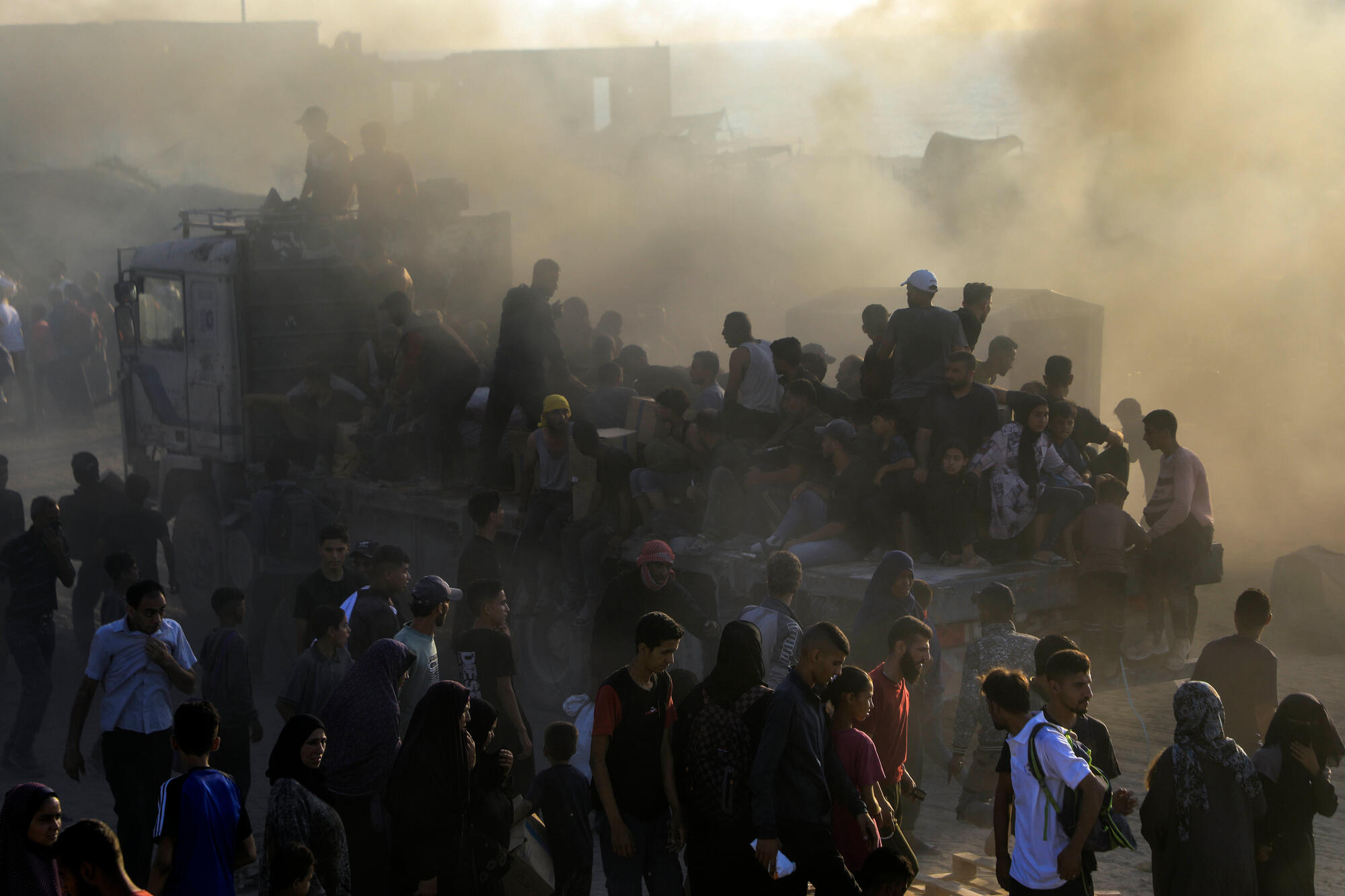 25. juli 2025. Civile palæstinensere risikerer livet, når de forsøger at skaffe mad fra den omstridte Gaza Humanitarian Foundation (GHF), som er støttet af USA og Israel. Alene mellem 7. juni og 24. juli modtog vi 1.380 tilskadekomne, heriblandt 28 døde, på vores to klinikker, der ligger i nærheden af GHF’s distributionssteder. Fotoet her er fra distributionsstedet i Natzarim.