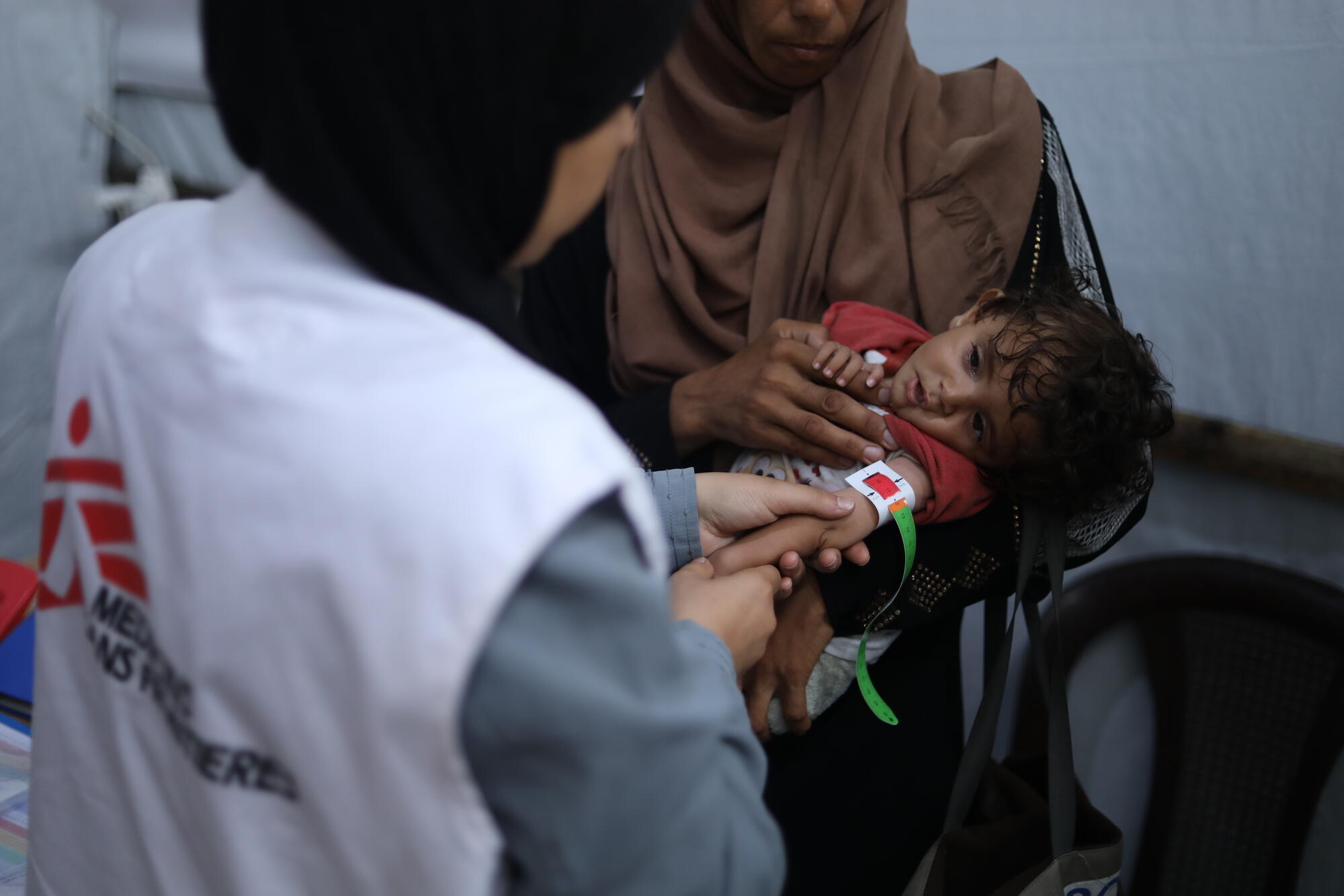 12. august 2025. Vores sygeplejerske undersøger otte måneder gamle Nour Al-Shaer, der er akut underernæret. En screening viser, at hvert fjerde barn og gravide kvinde lider af underernæring i Gaza. 