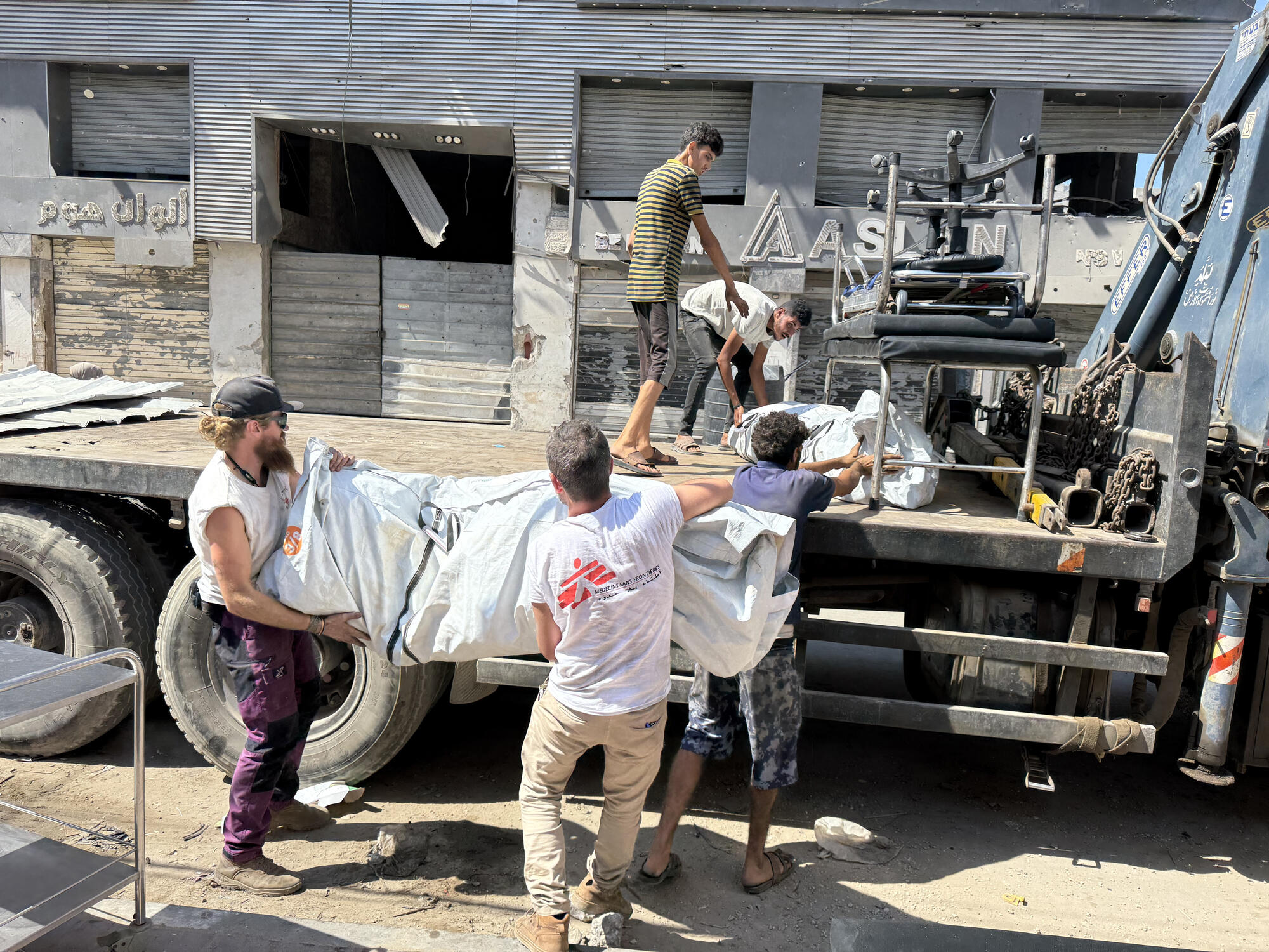 26. september 2025. Intensive kampe tvinger os til at stoppe vores arbejde i Gaza By. På billedet pakker vores logistiske personale noget af vores udstyr ned. Evakueringen har efterladt tusindvis af patienter uden mulighed for at få livsvigtig lægehjælp.