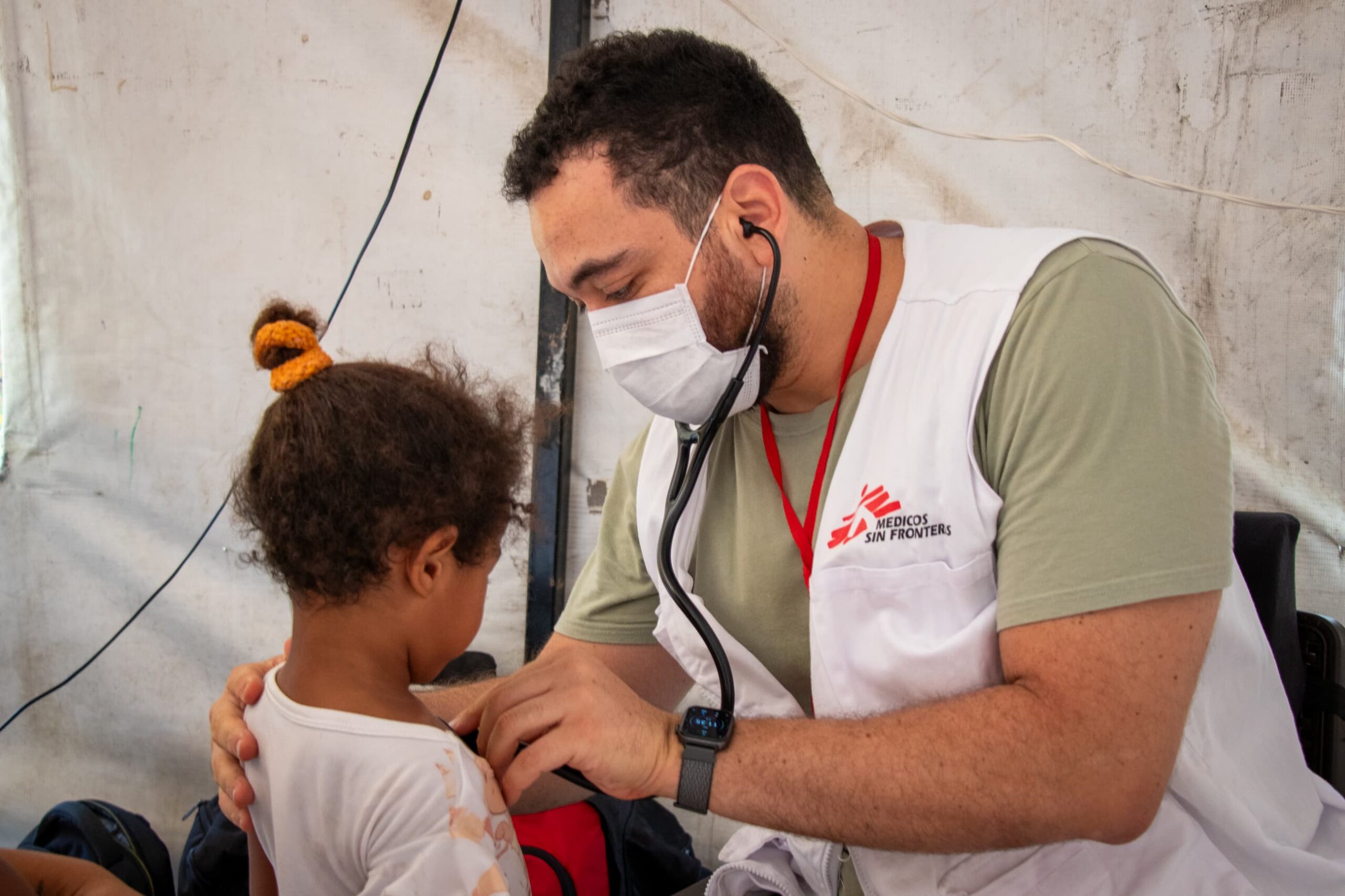 Læger uden Grænser yder sundhedspleje til ofre for væbnet konflikt og migranter med begrænset adgang til sundhedstjenester i Arauca, Colombia. Mobile klinikker når ud til konfliktramte landområder og uformelle bosættelser.