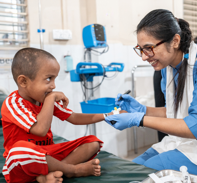 En dreng og en sygeplejerske