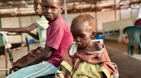 Eman Ahmed og hendes tre børn ankom til Tawila-hospitalet fra El Fasher den 11. oktober. Hendes to-årige datter var alvorligt underernæret. Eman selv havde skudsår og sår fra granatsplinter, som var inficerede; hun blev opereret dagen efter.